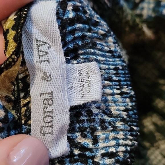 FLORAL & IVY large flowy blouse - Picture 3 of 5